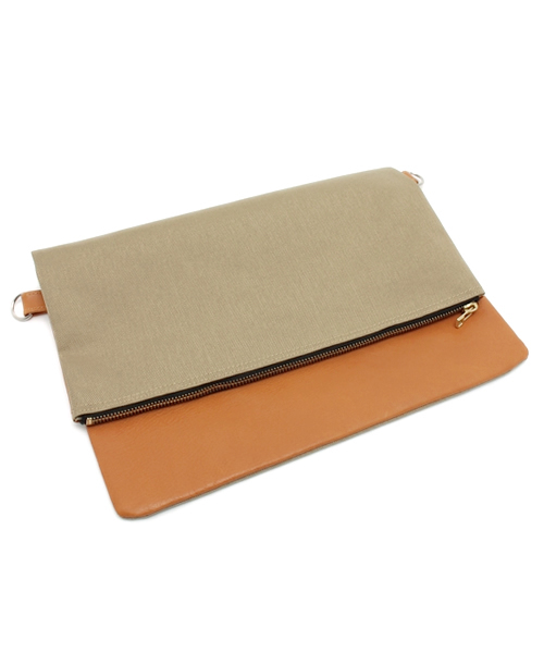 rehacer(レアセル)の「Oblique Clutch bag(ショルダーバッグ・メンズ・ブラック/ベージュ・FREE)」の5枚目の写真