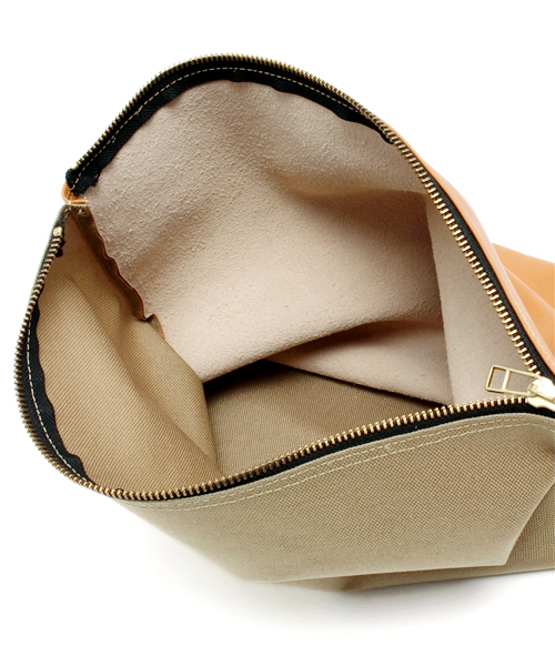 rehacer(レアセル)の「Oblique Clutch bag(ショルダーバッグ・メンズ・ブラック/ベージュ・FREE)」の9枚目の写真