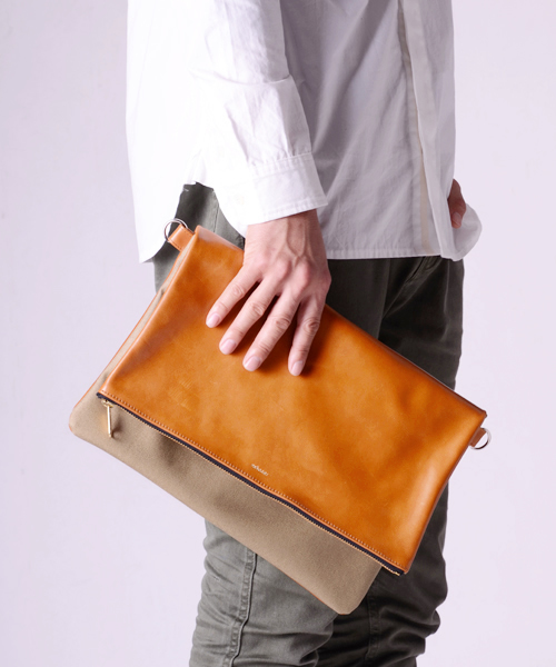 rehacer(レアセル)の「Oblique Clutch bag(ショルダーバッグ・メンズ・ブラック/ベージュ・FREE)」の11枚目の写真