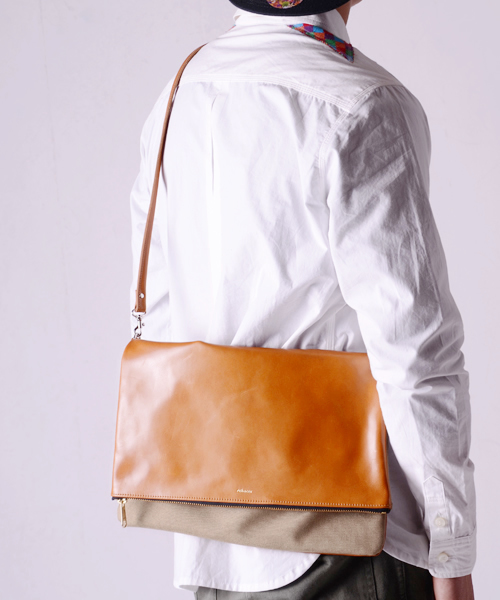 rehacer(レアセル)の「Oblique Clutch bag(ショルダーバッグ・メンズ・ブラック/ベージュ・FREE)」の3枚目の写真