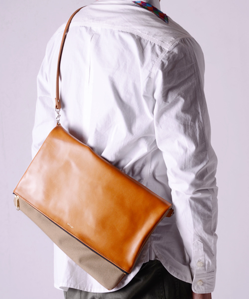 rehacer(レアセル)の「Oblique Clutch bag(ショルダーバッグ・メンズ・ブラック/ベージュ・FREE)」の4枚目の写真