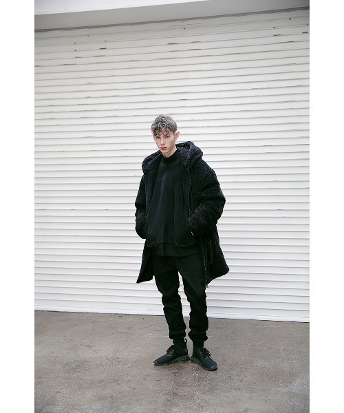 【公式】BTS(防弾少年団)ダウンジャケット　黒　Lサイズ☆新品未使用 MASSNOUN（マスノウン）の「【BTS着用】ボアデザインガスマスクコート