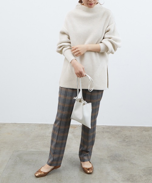 ADAM ET ROPE'（アダムエロペ）の「コットンアクリルルーズスリットプルオーバー（ニット/セーター・レディース・ホワイト/ネイビー・FREE）」の4枚目の写真