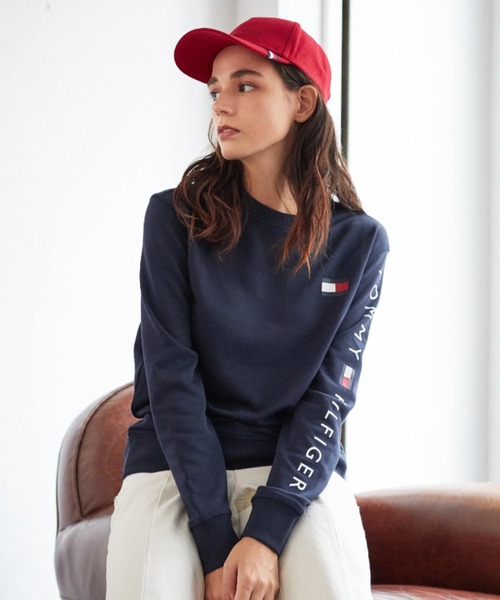 TOMMY HILFIGER（トミーヒルフィガー）の「【オンライン限定】フレンチテリー ロゴ ロングスリーブスウェット（スウェット・メンズ・ホワイト/ネイビー/グレー/ホワイト系その他/ネイビー系/グレー系/ホワイト系その他2/ネイビー系1・SMALL/MEDIUM/LARGE/X-LARGE/XX-LARGE）」の6枚目の写真