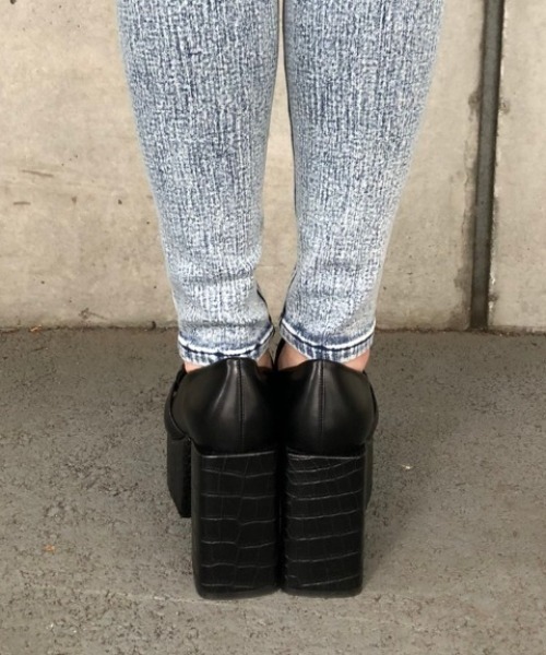 ENVYM（アンビー）の「スクエアヒールローファー（ローファー・レディース・マルチ/ブラック/ベージュ・22.5cm/24.5cm/23.5cm）」の4枚目の写真