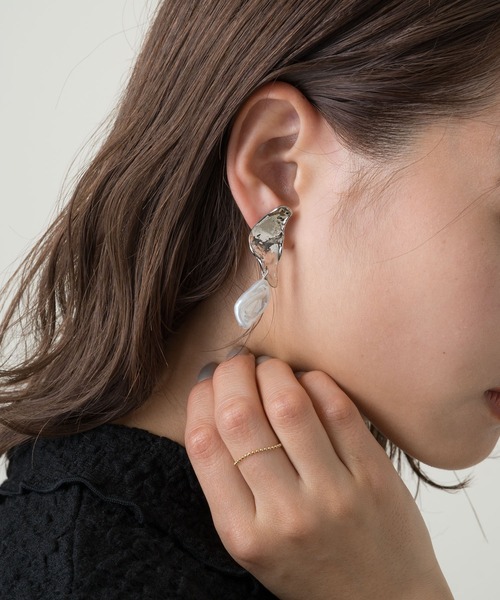 Kastane(カスタネ)の「クラッシュメタル×パールイヤリング(イヤリング・レディース・シルバー/ゴールド・FREE)」の2枚目の写真