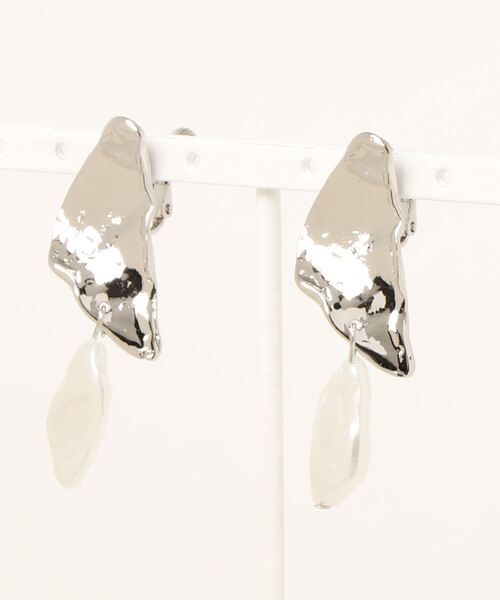 Kastane(カスタネ)の「クラッシュメタル×パールイヤリング(イヤリング・レディース・シルバー/ゴールド・FREE)」の4枚目の写真