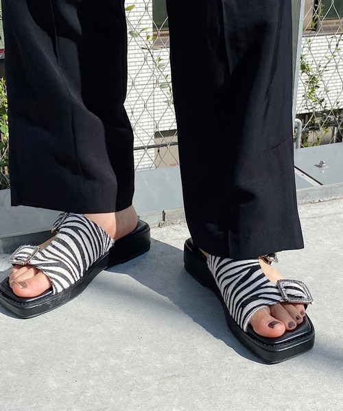 PAGEBOY(ページボーイ)の「Wバックルサンダル(サンダル・レディース・ブラック/ゼブラ・M/L)」の1枚目の写真