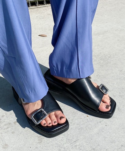 PAGEBOY(ページボーイ)の「Wバックルサンダル(サンダル・レディース・ブラック/ゼブラ・M/L)」の2枚目の写真