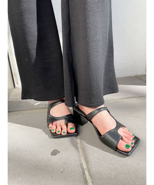 GYDA（ジェイダ）の「スクエアトゥスポサンダル（サンダル・レディース・ブラック/アイボリー・SMALL/MEDIUM/LARGE）」の2枚目の写真