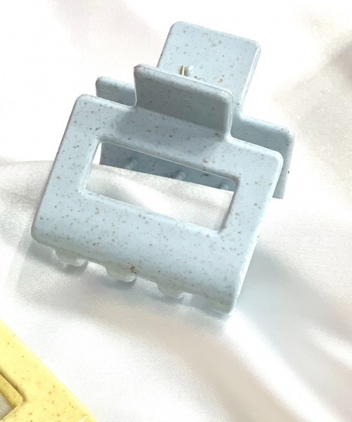 Me%(ミィパーセント)の「サンドスクエアバンスクリップ(バレッタ/ヘアクリップ・レディース・ブルー/イエロー/アイボリー・FREE)」の1枚目の写真