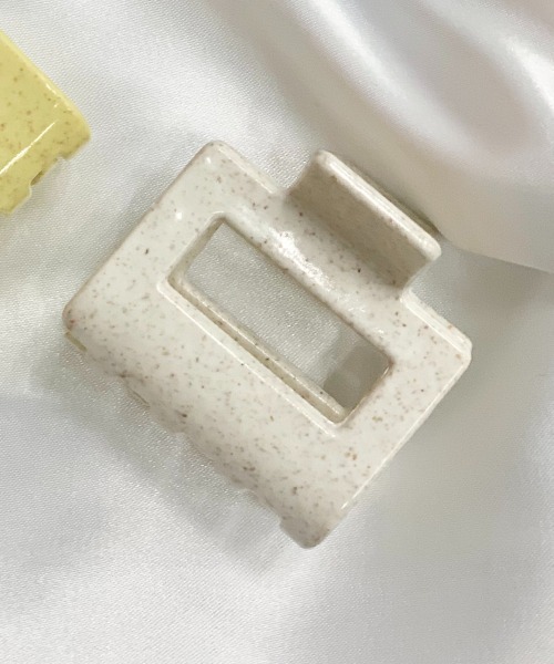 Me%(ミィパーセント)の「サンドスクエアバンスクリップ(バレッタ/ヘアクリップ・レディース・ブルー/イエロー/アイボリー・FREE)」の2枚目の写真