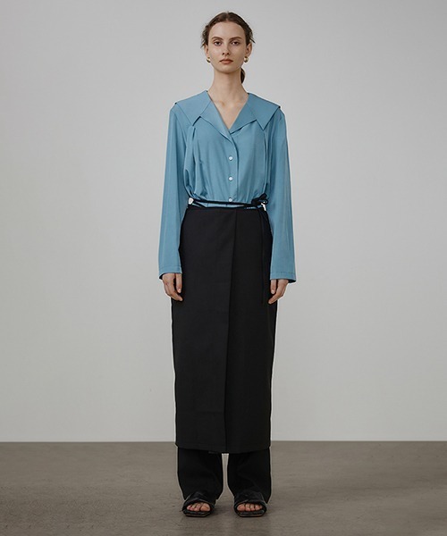 UNSPOKEN(アンスポクン)の「【UNSPOKEN】Bright blue open collar V-neck blouse UQ21S017(シャツ/ブラウス・レディース・ライトブルー・S/M)」の2枚目の写真