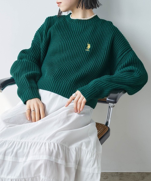 U.S. POLO ASSN.(ユーエスポロアッスン)の「U.S. POLO ASSN./ユーエスポロアッスン ボリュームスリーブ 別注ワンポイント刺繍ショートニット(ニット/セーター・レディース・ブラック/オレンジ/グレー/ネイビー/ベージュ/ブラウン/グリーン/アイボリー/ピンク/ピンク系/イエロー/ライム/レッド系/サックスブルー/アッシュグレー/ネイビー系/カーキ/ライトピンク・FREE)」の20枚目の写真