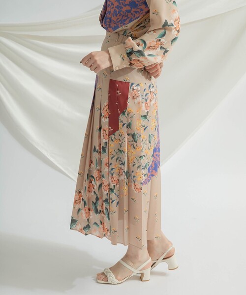 GRACE CONTINENTAL(グレースコンチネンタル)の「タックプリーツスカート(スカート・レディース・ブラック/ベージュ・36)」の4枚目の写真