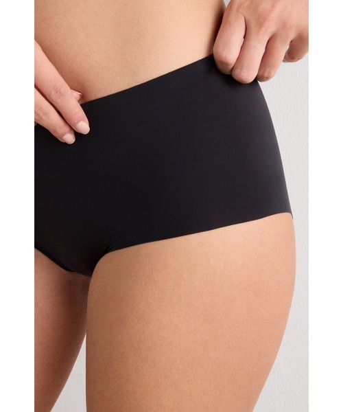 Intimissimi(インティミッシミ)の「シームレス マイクロファイバー キュロット【ウェアに響きにくい・速乾・蒸れにくい・なめらかな肌ざわり 夏 】(ショーツ・レディース・ブラック/ベージュ・S/M/L)」の12枚目の写真