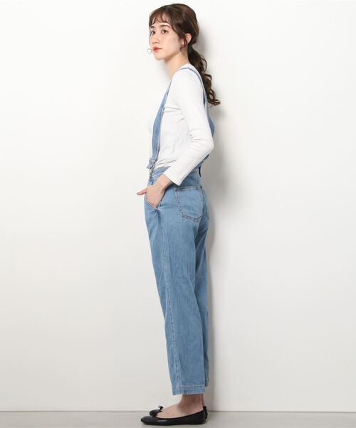 GAP(ギャップ)の「FREE&FLOW デニム サスペンダー サロペット(サロペット/オーバーオール・レディース・ライトインディゴブルー・30/23/24/25/26/27/28/29)」の2枚目の写真