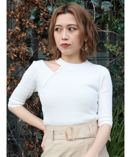 MURUA(ムルーア)の「レイヤードショルダーハーフニット(ニット/セーター・レディース・アイボリー/ブラック/オレンジ/ベージュ・FREE)」の2枚目の写真