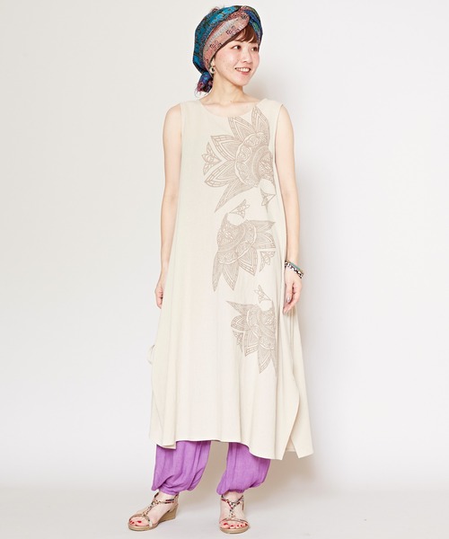 チャイハネ（チャイハネ）の「【チャイハネ】スキナド変形ノースリーブワンピース（ワンピース・レディース・ブラック/ベージュ/グレー/オレンジ/オレンジ系その他/ホワイト/ブルー系その他/グレー系その他/カーキ/ネイビー/マスタード・FREE）」の2枚目の写真