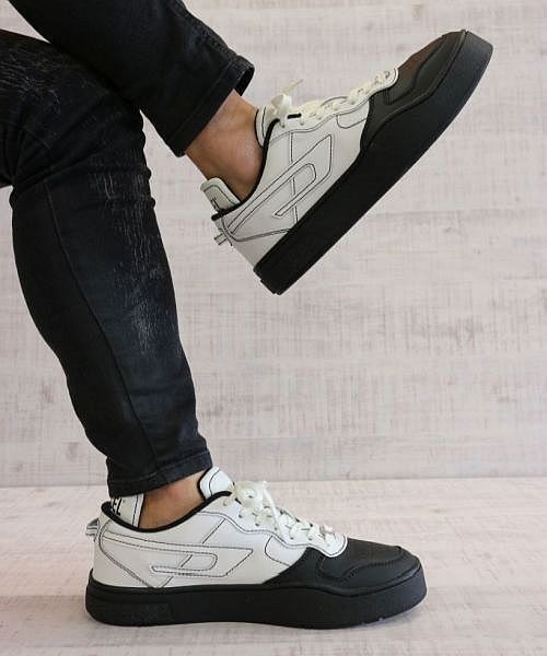 DIESEL(ディーゼル)の「メンズ カウレザー ローカット スニーカー(スニーカー・メンズ・ホワイト×レッド/ホワイト×ブラック・44/41/42/43/40)」の2枚目の写真