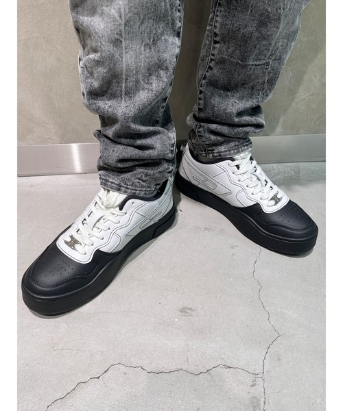 DIESEL(ディーゼル)の「メンズ カウレザー ローカット スニーカー(スニーカー・メンズ・ホワイト×レッド/ホワイト×ブラック・44/41/42/43/40)」の16枚目の写真