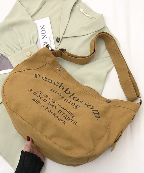 shopnikoniko(ショップニコニコ)の「英字ロゴ 斜め掛け ショルダーバッグ キャンバス トートバッグ メッセンジャーバッグ(ショルダーバッグ・レディース・ブラック/カーキ/アイボリー・フリー)」の3枚目の写真