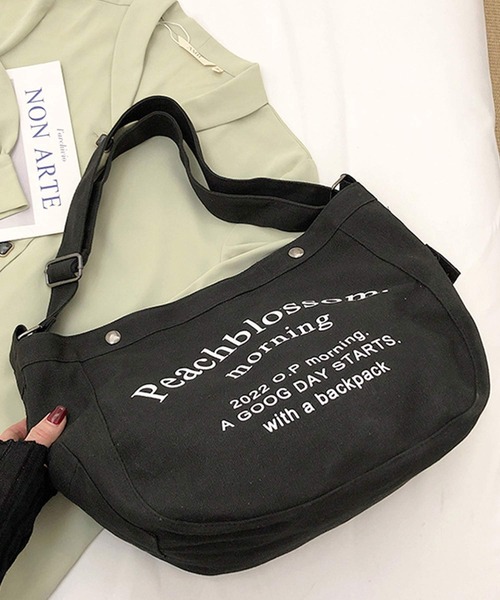 shopnikoniko(ショップニコニコ)の「英字ロゴ 斜め掛け ショルダーバッグ キャンバス トートバッグ メッセンジャーバッグ(ショルダーバッグ・レディース・ブラック/カーキ/アイボリー・フリー)」の9枚目の写真