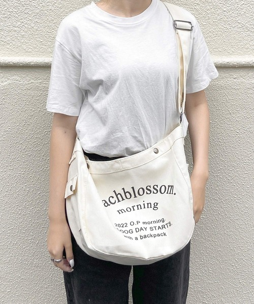 shopnikoniko(ショップニコニコ)の「英字ロゴ 斜め掛け ショルダーバッグ キャンバス トートバッグ メッセンジャーバッグ(ショルダーバッグ・レディース・ブラック/カーキ/アイボリー・フリー)」の6枚目の写真