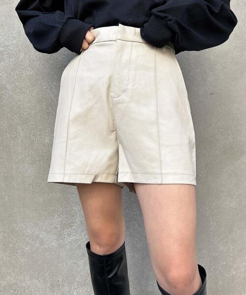 INGNI(イング)の「フェイクレザーショートパンツ/B(その他パンツ・レディース・ブラック/アイボリー/ブラック系その他・FREE)」の6枚目の写真