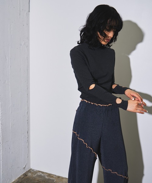 4youstory(フォーユーストーリー)の「【4youstory】カットアウトハイネックロングTシャツ(Tシャツ/カットソー・レディース・グレー/ネイビー/イエロー・FREE)」の2枚目の写真