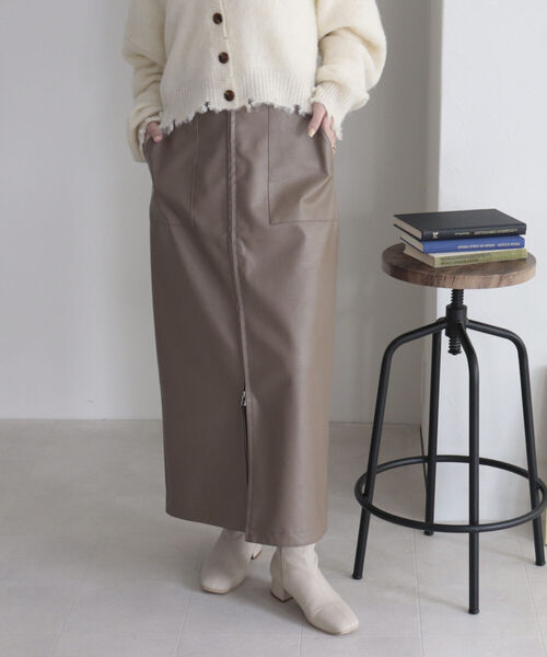 fredy emue（フレディエミュ）の「フェイクレザー フロントジップスカート（スカート・レディース・ブラック/ベージュ/ブラウン・38/36）」の2枚目の写真