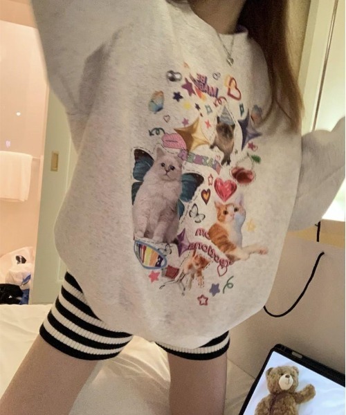 almo(アルモ)の「コラージュキャット裏起毛ビッグスエット(BQ)(スウェット・レディース・アイボリー/グレー・FREE)」の4枚目の写真