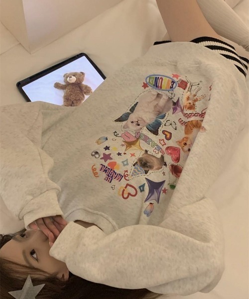 almo(アルモ)の「コラージュキャット裏起毛ビッグスエット(BQ)(スウェット・レディース・アイボリー/グレー・FREE)」の5枚目の写真
