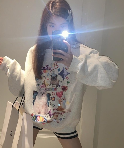almo(アルモ)の「コラージュキャット裏起毛ビッグスエット(BQ)(スウェット・レディース・アイボリー/グレー・FREE)」の7枚目の写真