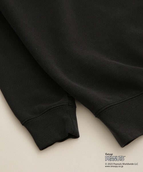 HEAR MY NAME（ヒアマイネーム）の「HEAR MY NAME/別注アストロノーツスヌーピー ブラッククルーネックスウェット（スウェット・メンズ・ブラック・M/L）」の5枚目の写真