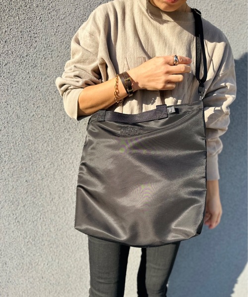 FREDRIK PACKERS(フレドリックパッカーズ)の「FREDRIK PACKERS フレドリックパッカーズ VAIL FLIGHT SATIN 2WAY トートBAG(ショルダーバッグ・レディース・ブラック/オリーブ/グリーン・ONESIZE)」の1枚目の写真