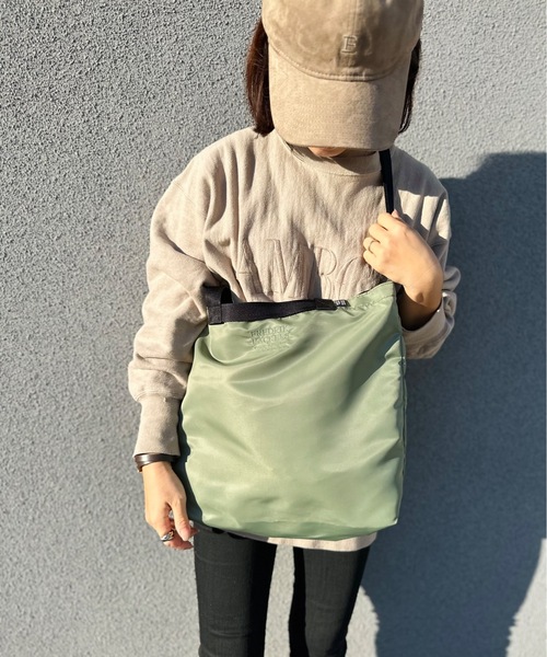 FREDRIK PACKERS(フレドリックパッカーズ)の「FREDRIK PACKERS フレドリックパッカーズ VAIL FLIGHT SATIN 2WAY トートBAG(ショルダーバッグ・レディース・ブラック/オリーブ/グリーン・ONESIZE)」の4枚目の写真
