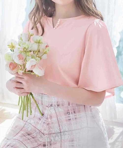 alotta(アロッタ)の「パール調ボタン付Tシャツブラウス(シャツ/ブラウス・レディース・オフホワイト/ブルー/ピンク/ブラック・XX-LARGE/MEDIUM/LARGE/X-LARGE)」の1枚目の写真