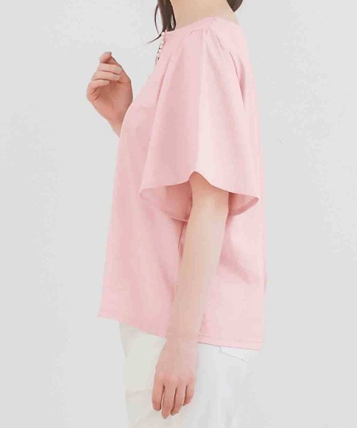 alotta(アロッタ)の「パール調ボタン付Tシャツブラウス(シャツ/ブラウス・レディース・オフホワイト/ブルー/ピンク/ブラック・XX-LARGE/MEDIUM/LARGE/X-LARGE)」の12枚目の写真
