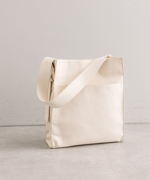 loti(ロティ)の「loti ワンベルトショルダー(トートバッグ・レディース・ブラック/アイボリー・ONE SIZE)」の3枚目の写真