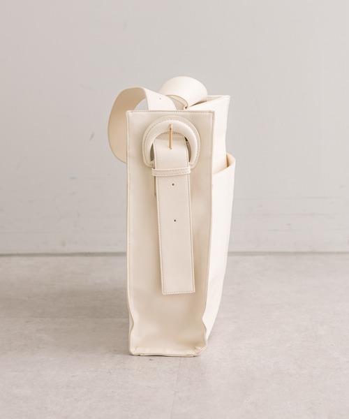 loti(ロティ)の「loti ワンベルトショルダー(トートバッグ・レディース・ブラック/アイボリー・ONE SIZE)」の12枚目の写真