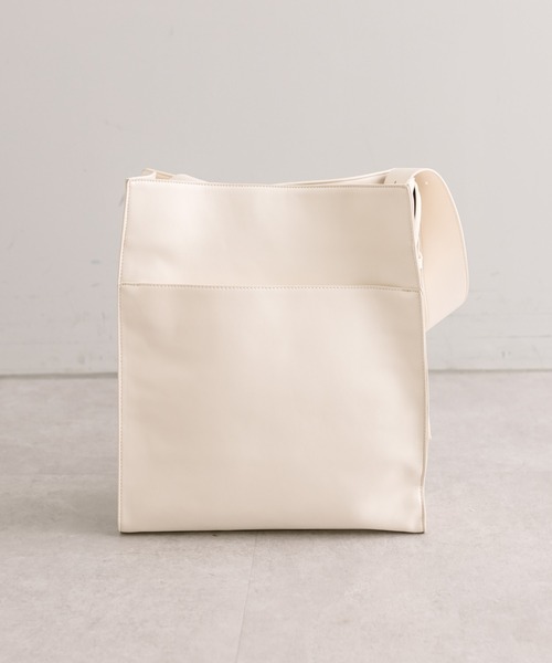 loti(ロティ)の「loti ワンベルトショルダー(トートバッグ・レディース・ブラック/アイボリー・ONE SIZE)」の9枚目の写真