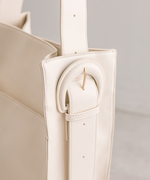 loti(ロティ)の「loti ワンベルトショルダー(トートバッグ・レディース・ブラック/アイボリー・ONE SIZE)」の15枚目の写真