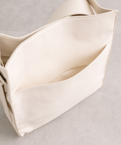 loti(ロティ)の「loti ワンベルトショルダー(トートバッグ・レディース・ブラック/アイボリー・ONE SIZE)」の14枚目の写真