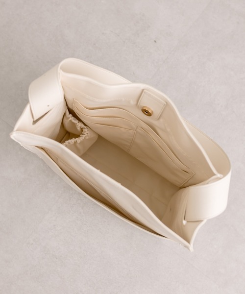 loti(ロティ)の「loti ワンベルトショルダー(トートバッグ・レディース・ブラック/アイボリー・ONE SIZE)」の8枚目の写真