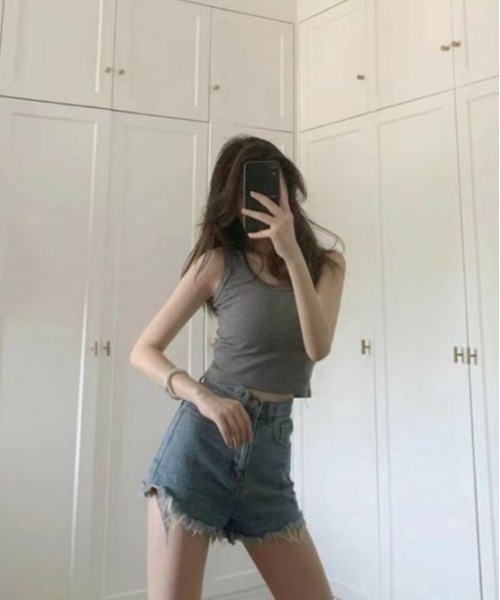 Chick（チック）の「Short Tight fit Tanktop / ショート丈 タイトフィット タンクトップ Y2K 韓国 ピチT（タンクトップ・レディース・ホワイト/ブラック/グレー・M/L）」の7枚目の写真