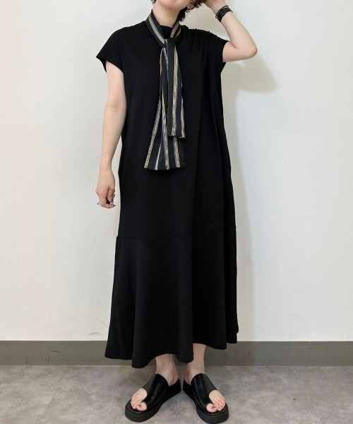 Right-on（ライトオン）の「【接触冷感】【HONEYSUCKLE ROSE】サラサラ冷感フレアワンピ（ワンピース・レディース・ベージュ/ブラック・M/L）」の2枚目の写真