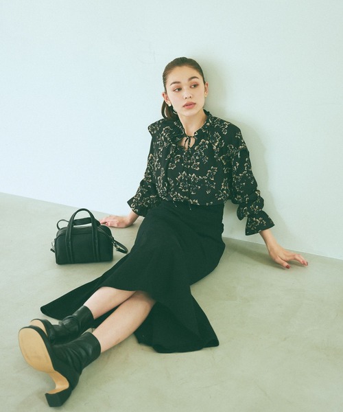 mysty woman（ミスティウーマン）の「フラワープリントリボンブラウス　973087（シャツ/ブラウス・レディース・グレイッシュブルー/ベージュ/ブラック・FREE）」の4枚目の写真