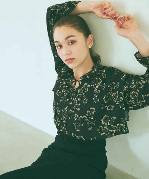 mysty woman（ミスティウーマン）の「フラワープリントリボンブラウス　973087（シャツ/ブラウス・レディース・グレイッシュブルー/ベージュ/ブラック・FREE）」の5枚目の写真