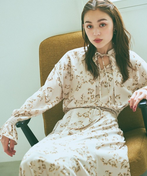 mysty woman（ミスティウーマン）の「フラワープリントリボンブラウス　973087（シャツ/ブラウス・レディース・グレイッシュブルー/ベージュ/ブラック・FREE）」の8枚目の写真